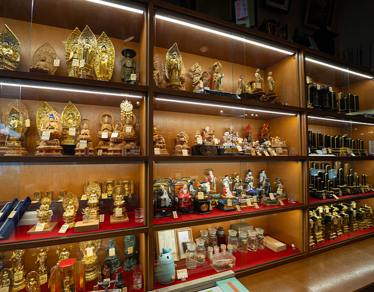 小さな仏像が並んでいる写真